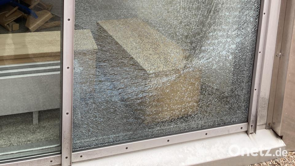 Die Polizei sucht nach dem, der diese Fensterscheibe am Förderzentrum Neustadt/WN beschädigte. Bild: PI NEW/exb