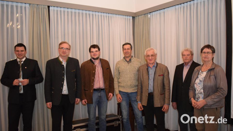 Alexander Flierl (Zweiter von links) wurde für weitere fünf Jahre in Amt des Vorsitzenden der Tego bestätigt. Als Stellvertreter stehen ihm Christian Grasse und Franz Kühn zur Seite (Dritter und Vierter von links). Bild: bnr