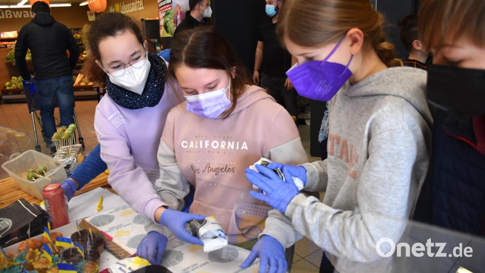 Sorgfältig werden die verkauften Muffins in Papier gewickelt und eingetütet. Bild: ubb