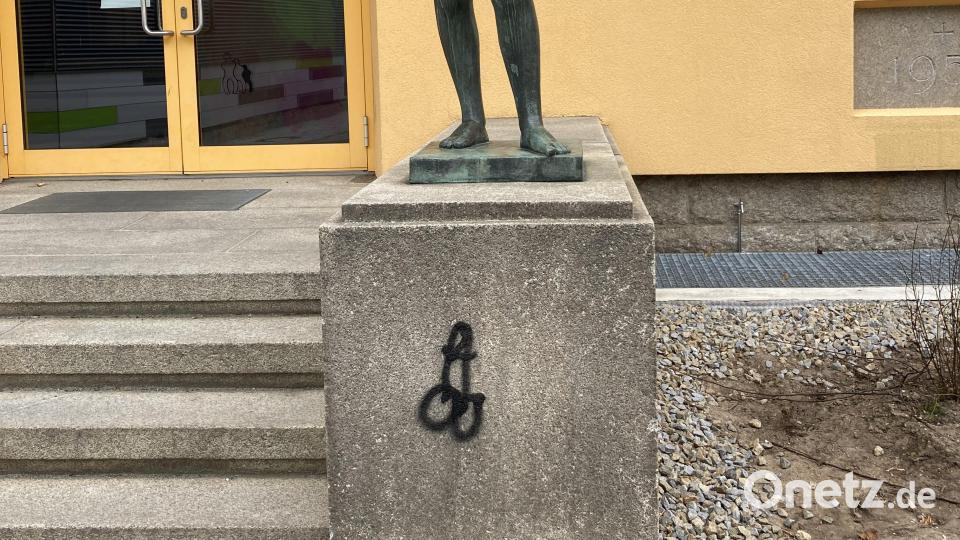 Der Sockel dieser Statue vor der Lobkowitz Realschule wurde mit einem Graffiti verunstaltet. Die Polizei bittet um Hinweise auf den Täter. Bild: PI NEW/exb