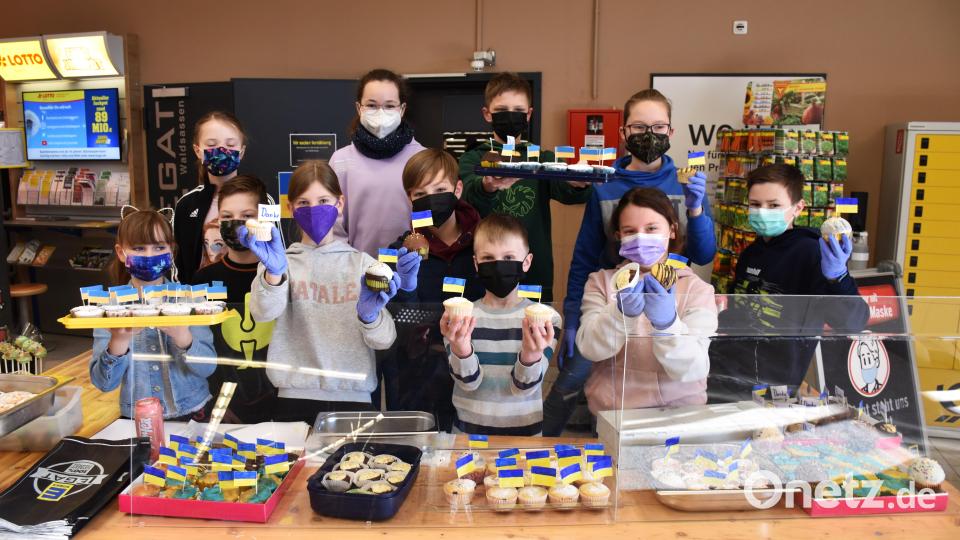 Catherina Legat (Dritte von links) und ihre Mitstreiter aus Kondrau haben über 200 unterschiedliche Muffins gebacken. Zu Beginn des Verkaufs wussten sie noch nicht, welch großen Erfolg sie mit ihrer Hilfsaktion für die Ukraine haben würden. Bild: ubb