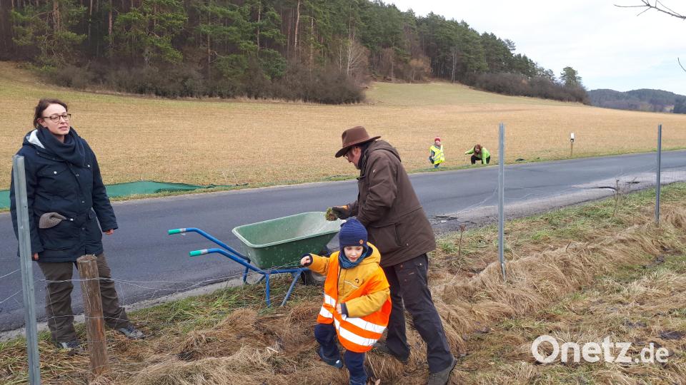 Ehrenamtliche Helfer des BN beim Aufbau eines Krötenzauns bei Schmidtstadt. Bild: Schwemmer/exb