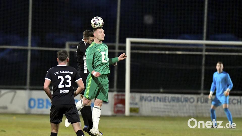 Sieger in diesem Kopfballduell ist Martin Popp (vorne) von der DJK Ammerthal gegen Jan Fischer von der DJK Gebenbach (hinten). Jonas Lindner (links) von der DJK Gebenbach beobachtet die Aktion. Bild: Hubert Ziegler