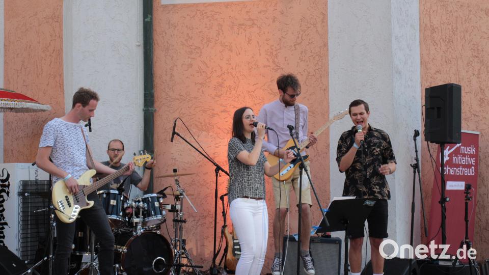 „Granny Is Back“ an einem Sommerabend „live im Friedrich“; links der MiVoh-Vorsitzende Hannes Gilch am Bass. Bild: Dominik Schelter/exb