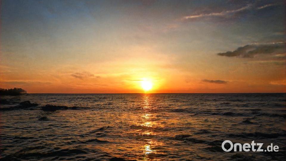 Diesen herrlichen Sonnenuntergang hat es in Wirklichkeit nie gegeben. Eine Künstliche Intelligenz hat ihn sich aus unzähligen anderen Bildern zusammengebaut. Bild: This Beach does not exist/ exb