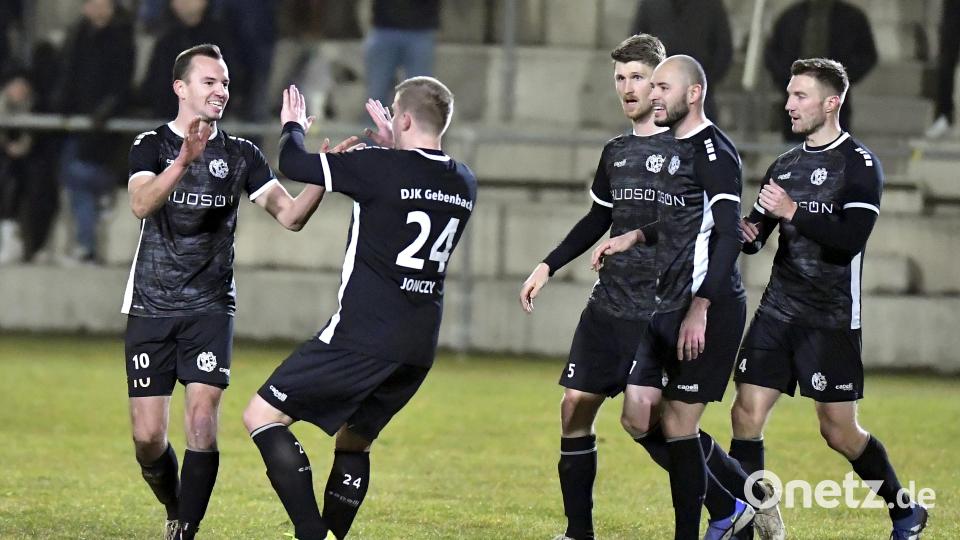 Timo Kohler (ganz links) erzielte das 1:0 für die DJK Gebenbach. Hier bejubelt er sein Tor mit seinen Mannschaftskameraden Michael Jonczy, Andre Biermeier, Niko Becker und Jan Fischer (von links). Bild: Hubert Ziegler