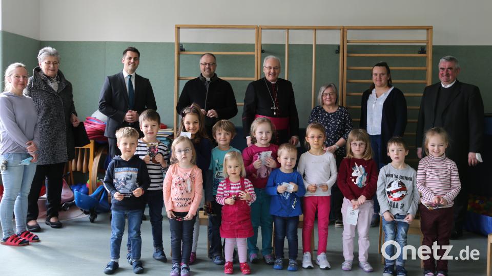 Bischof Rudolf Voderholzer und Regionaldekan Holger Kruschina (Mitte links) besuchten bei der Abschlussvisitation des zum 1. März aufgelösten Dekanats Neunburg-Oberviechtach den Landkindergarten Pullenried. Auch Dekan Alfons Kaufmann (rechts), Bürgermeister Rudolf Teplitzky und Kirchenverwaltungsmitglied Maria Hummer (Zweite von links) wurden von Leiterin Christa Welnhofer (Dritte von rechts) und den Kindern herzlich begrüßt. Bild: Pfarrei Oberviechtach/exb