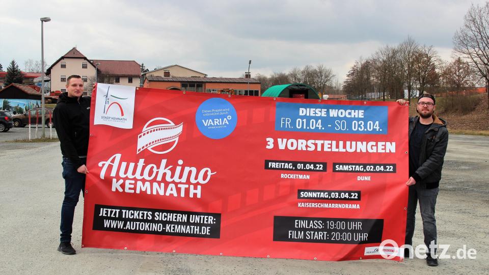 Christopher Szeri (links) und Timo Traßl organisieren auch in diesem Jahr wieder das Autokino auf dem Festplatz in Kemnath. Bild: stg