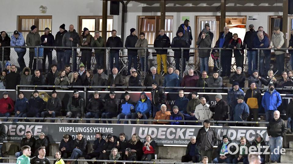 Eine stattliche Zuschauerkulisse mit rund 600 Fans hat sich in Gebenbach am Mittwochabend zum Derby gegen die DJK Ammerthal eingefunden. Bild: Hubert Ziegler