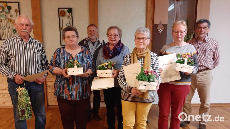 Jubilarehrung beim OGV Michelfeld: (von links) Karl-Heinz Bauer (25 Jahre), Anni Hupfer (25 Jahre), Vorsitztender Christian Maier, Ursula Speckner (25 Jahre), Hildegard Wolf, Margit Voh (jeweils 20 Jahre) sowie Zweiter Vorsitzender Ulrich Deinzer. Bild: Christian Maier/exb