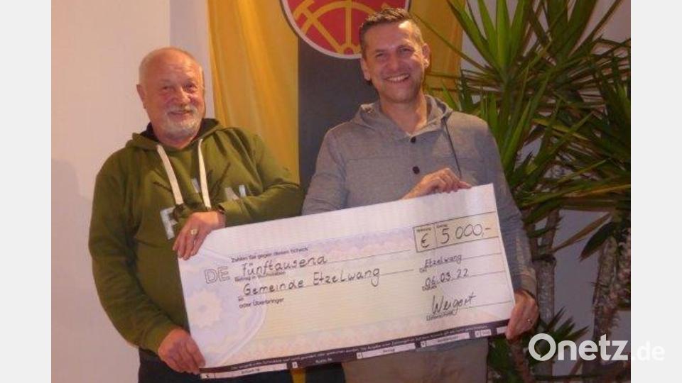 Auf 5000 Euro lautet der symbolische Scheck, den Josef Schmidtpeter (links) im Namen des Fördervereins Freibad Etzelwang an Bürgermeister Roman Berr übergab. Bild: sre