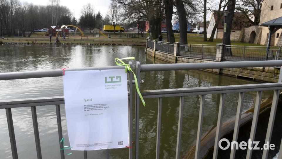 Das Gedicht &quot;Egalité&quot; hängt am Geländer der Brücke am Grafenwöhrer Stadtweiher. Es ist Teil der LTO-Aktion zum Welttag der Poesie am 21. März. Bild: Gabi Schönberger