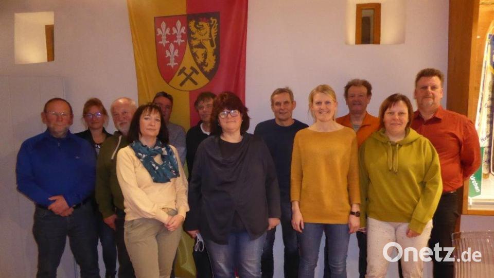 Für den Förderverein Freibad Etzelwang an verantwortlichen Stellen aktiv sind (von links) 
Karl Adelmann, Nina Kohl, Josef Schmidtpeter, Steffie Petasch, Walter Bielesch, Rainer Steger, Birgit Weigert, Helmut Kohl, Ann-Katrin Dalles, Konrad Pickel, Juliane Fiegel und Ernst Scharr Bild: sre