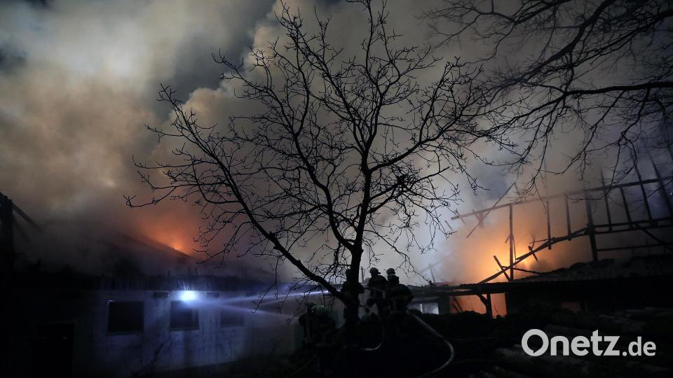In einem landwirtschaftlichen Anwesen in Seiboldsricht bei Vilseck war am Freitag aus noch ungeklärter Ursache ein Großbrand ausgebrochen. Bild: Wolfgang Steinbacher