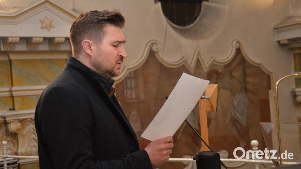 Sänger Christoph Baierl gestaltete die Ökumenische Friedensandacht gesanglich mit. Der aus Pleystein stammende Sänger wird am 20. März auch in seinem Heimatort in der Stadtpfarrkirche um 17 Uhr eine Friedensandacht gestalten. Bild: dob