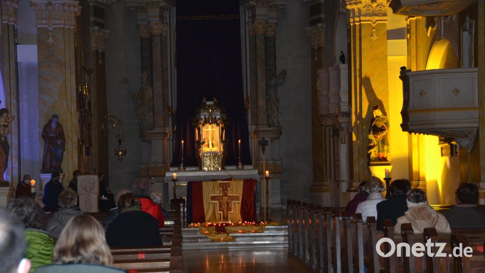 Vor dem Volksaltar und einem dort aufgestellten Franziskuskreuz brannten bei der Ökumenischen Friedensandacht in der katholischen Stadtpfarrkirche viele Kerzen der Hoffnung auf einen baldigen Frieden in der Ukraine. Bild: dob