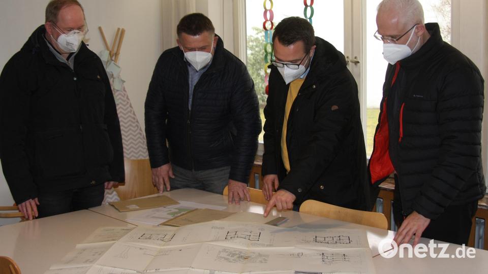 Blick in den aus den 1960er Jahren stammenden Bauplan. Die künftige Situation im Pfarrhaus beleuchteten (von links) Pfarrer Markus Nees, Kirchenpfleger Hermann Weiß, Bürgermeister Matthias Grundler und Geschäftsleiter Thomas Weiß. Bild: wro