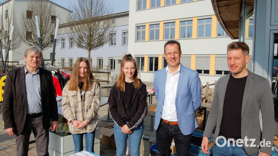 Schulleiter Werner Winderl, Jana Höger und Antonia Fuchs von der SMV, Stiftungsvorsitzender Martin Schäfer und Konrektor Christian Schreiner freuten sich über den großen Zuspruch bei der Aktion von Kindergarten und Oberviechtacher Schulen. Bild: akp