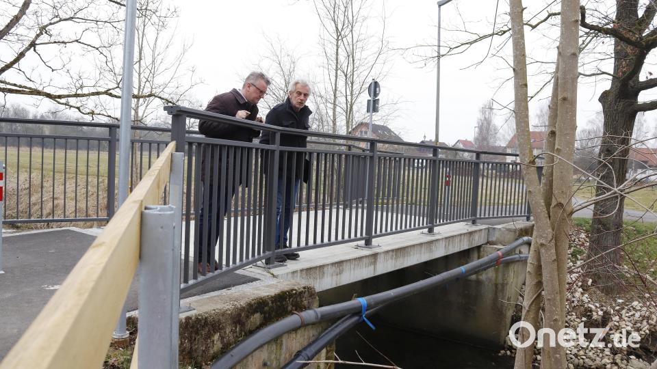 Die Überbauerneuerung des Fußstegs in Unterschwaig ist abgeschlossen. Roland Greipel vom Bauamt (rechts) informierte Bürgermeister Michael Göth über die einzelnen Ausführungsschritte. Bild: mfh