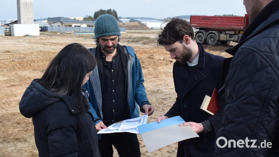 Kindergartenleiterin Andrea Stadler im Gespräch mit Architekt Sebastian Hrycyk und Bauleiter Konrad Kraus. Bild: bnr
