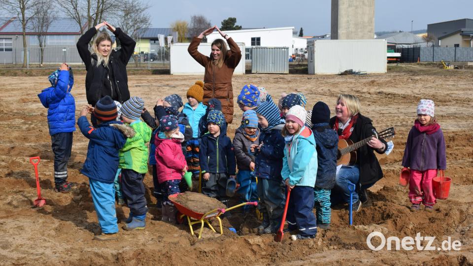Den offiziellen Spatenstich begleitete die "Löwengruppe" mit einem Lied. Bild: bnr
