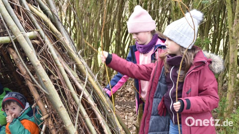 Mit dünnen Weiden-Zweigen verdichten Lena und Emilia das Tipi der &quot;Zaunkönige&quot;. Bild: hcz