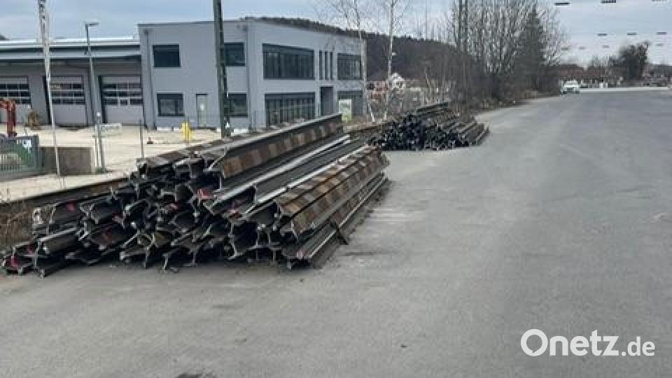 Rund 177 Tonnen Schienenschrott lagerten am Bahnhof in Parsberg (Kreis Neumarkt). Sie wurden der Deutschen Bahn gestohlen. Bild: Bundespolizei/ Deutsche Bahn AG