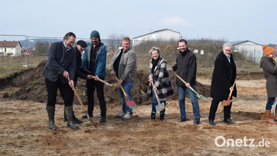 Den Spatenstich führten aus (von links): Bürgermeister Frank Zeitler, Bauleiter Konrad Kraus, Architekt Sebastisan Hrycyk, Bauunternehmer Christian Bauer, Zweite Bürgermeisterin Irene Ehemann, Dritter Bürgermeister Johann Kleber und BRK-Geschäftsführer Otto-Josef Langenhan. Bild: bnr