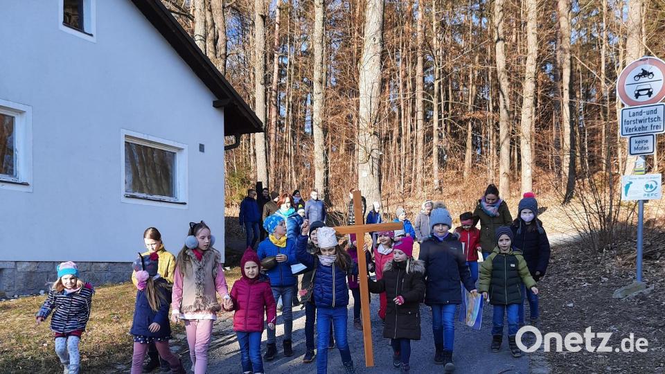 Kinder gehen in Neustadt/WN den Kreuzweg. Bild: stn