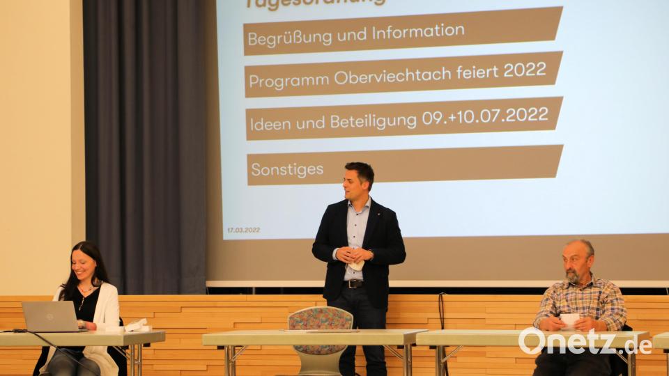 Margit Boch (von links) vom Oberviechtacher Stadtmarketing, Bürgermeister Rudolf Teplitzky und Hans Deyerl beim Dialog zum Oberviechtacher Bürgerfest Bild: akp