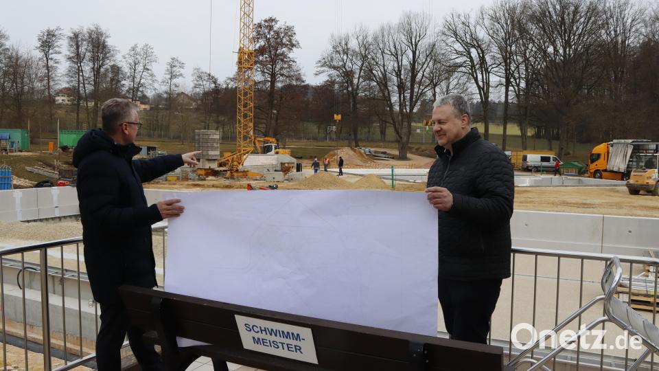 Landrat Richard Reisinger und Bürgermeister Michael Göth informieren sich vort Ort über den Sanierungsfortschritt des Waldbads. Bild: mfh