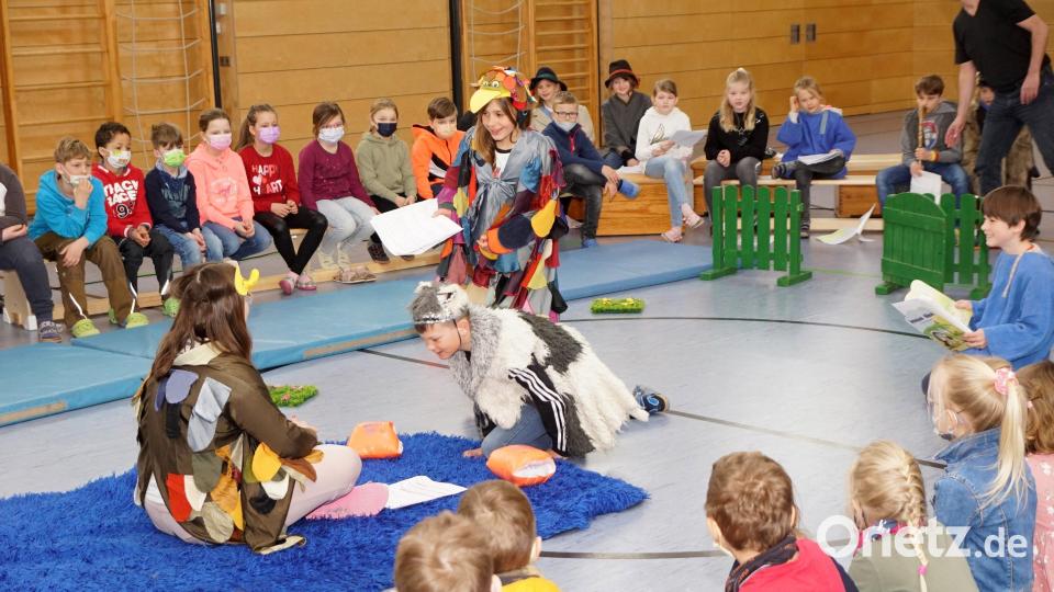 Die Grundschule Immenreuth bekam Besuch von der „Kinderoper Papageno“ aus Wien. Bei dem Stück „Peter und der Wolf“ versucht die Katze vergeblich, die Ente im Teich zu fangen. Bild: bkr