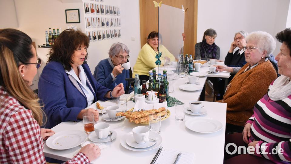 Kulinarische Köstlichkeiten in früheren Zeiten standen jetzt beim Erzählcafé mit Janka Hannemann-Mathes und Olga Luft (von links) auf dem Programm. Die Teilnehmerinnen hatten jede Menge zu berichten. Bild: ubb