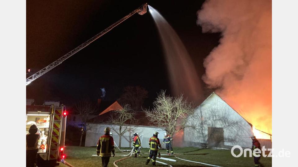 Auch bei dem Großbrand in Seiboldsricht klappte die Zusammenarbeit mit der US-Feuerwehr hervorragend. Die Drehleiter kam zu einem wichtigen Einsatz. Archivbild: Stefanie Gradl