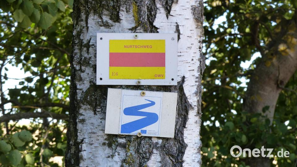 Die gelb-rot-gelbe Markierung zeichnet den Nurtschweg aus. Darunter das geschwungene blaue Symbol für die Zuwege und Alternativrouten des Goldsteigs. Bild: Thomas Schaller