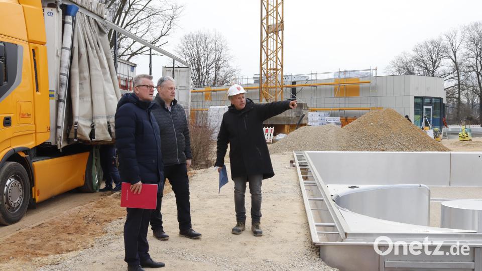 Landrat Richard Reisinge r(rechts) und Bürgermeister Michael Göth informieren sich vort Ort über den Sanierungsfortschritt des Waldbads. Markus Hofmann, der stellvertretende Referatsleiter des Bauamts, erklärt technische Details direkt am Objekt. Bild: mfh
