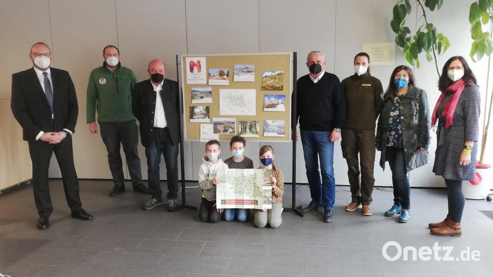Die Grund- und Mittelschule Weiherhammer darf sich jetzt Naturparkschule nennen. Von links: Landrat Andreas Meier, Naturpark-Geschäftsführer Stefan Härtl, Schulleiter Günther Paul, Bürgermeister Ludwig Biller Rangerin Simone Peuleke sowie die Lehrerinnen Hehenberger und Spindler. Bild: gmü