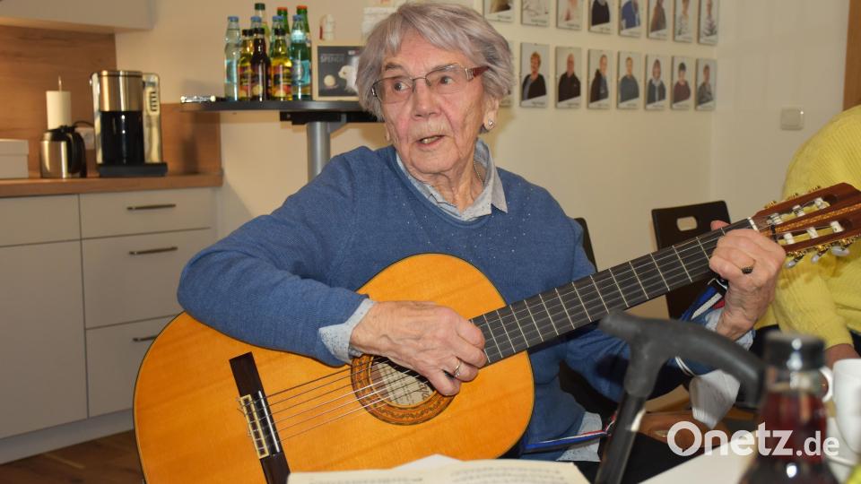 Das &quot;Erzählcafé mit Olga&quot; ist mehr als nur ein Kaffeeklatsch. Diesmal hatte die 97-jährige Erna Häring ihre Gitarre dabei, gemeinsam wurde ein altes Volkslied angestimmt. Bild: ubb