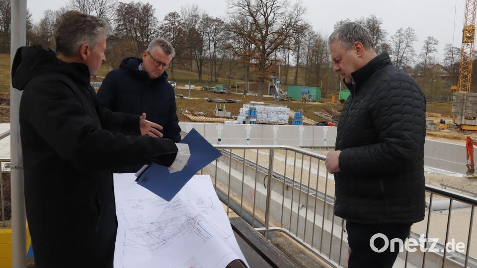 Landrat Richard Reisinge r(rechts) und Bürgermeister Michael Göth informieren sich vort Ort über den Sanierungsfortschritt des Waldbads. Markus Hofmann (links), der stellvertretende Referatsleiter des Bauamts, erklärt technische Details anhand von Plänen und Unterlagen. Bild: mfh