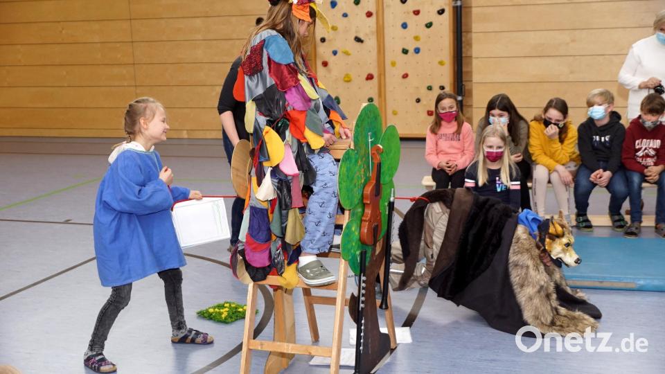 Vor dem Wolf retteten sich der Vogel und die Katze. Bild: bkr