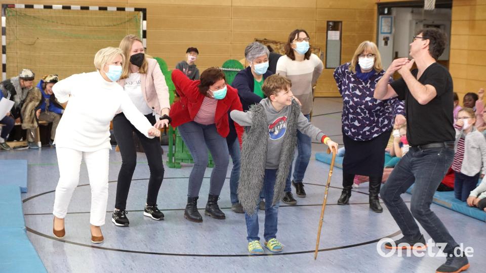 Einmal den Großvater spielen, das mussten auch die Lehrkräfte. Bild: bkr