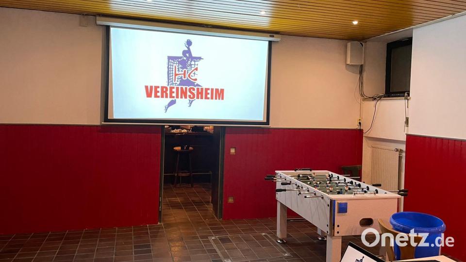 An der Leinwand steht es schon zu lesen: &quot;HC Vereinsheim&quot;. Bild: Handballclub/exb