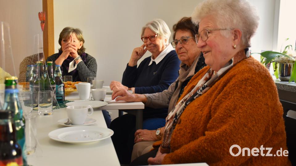 Aufmerksam hören die Frauen zu, was ihre Altersgenossinnen von früher erzählten. Bild: ubb