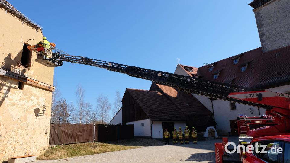 Die Burg Dagestein gibt für die Aktiven der US-Feuerwehr aus dem Südlager Vilseck einen optimalen Übungsort ab, um mit der Drehleiter verschiedene Einsatzszenarien nachzustellen. Bild: Stefanie Gradl