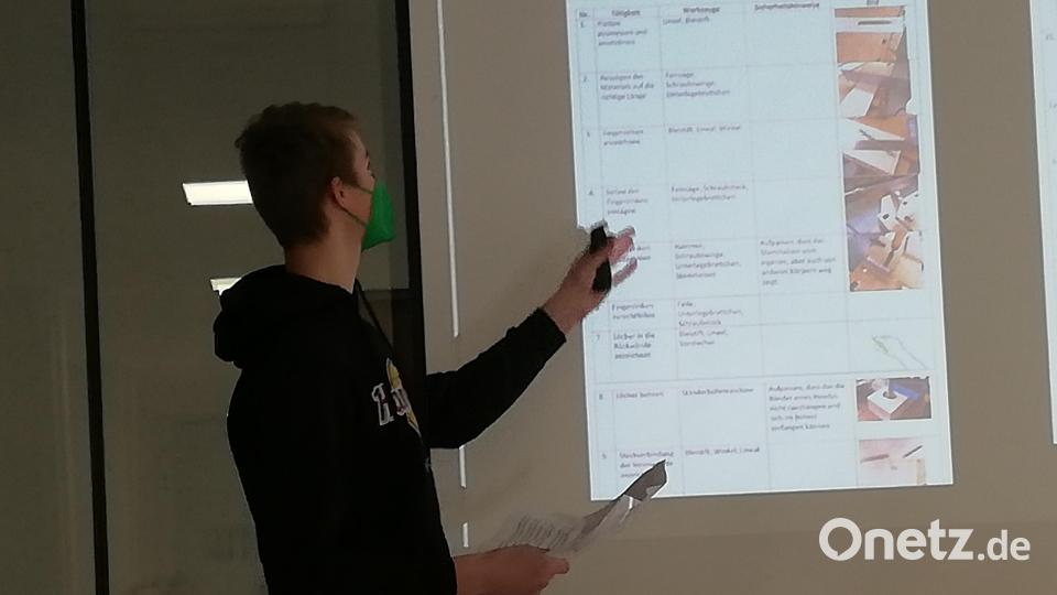 Ein Schüler stellt Teile des Projekts im Rahmen einer großen Präsentation vor. Bild: adj