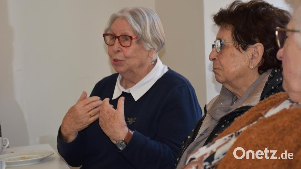 Ursula Unger (links) erklärte das Rezept &quot;Sauerer Gockel&quot;. Bild: ubb
