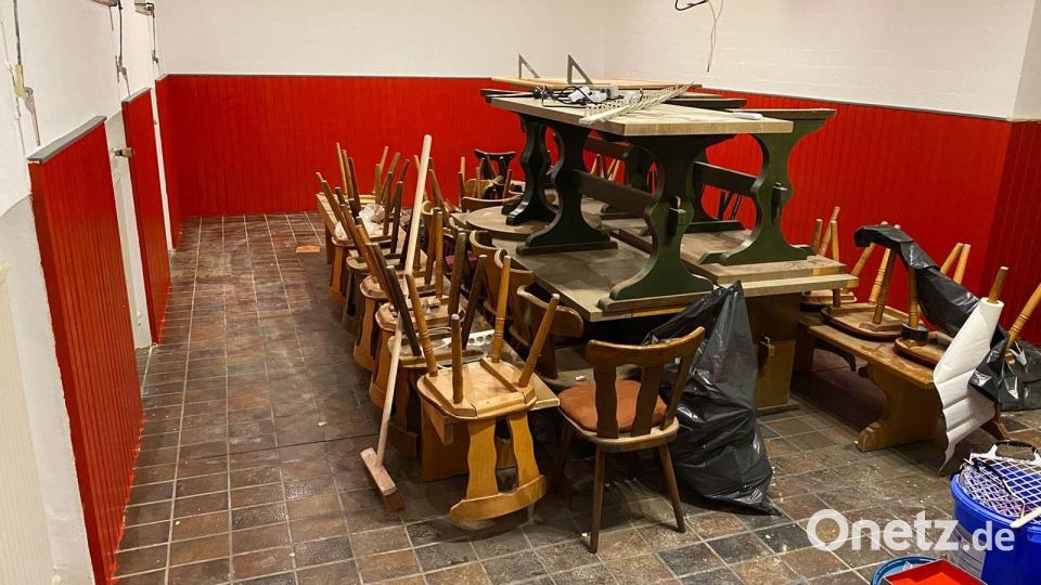 Im Vereinszimmer, das an die Sports-Bar angrenzt, haben fleißige Helfer schon erste Hand angelegt. Bild: Handballclub/exb