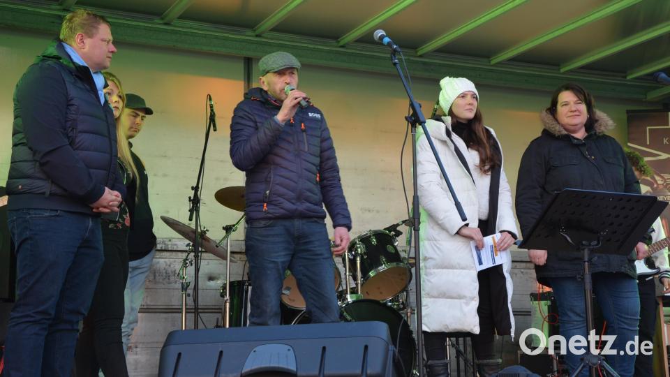 Ein kurzer offizieller Teil auf der Bühne durfte nicht fehlen, hier mit (von links) Bürgermeister Stefan Grillmeier, ATS-Vorstandsmitglied Peter Haibach, Jana Reyer und Stefanie Ohle. Bild: jr
