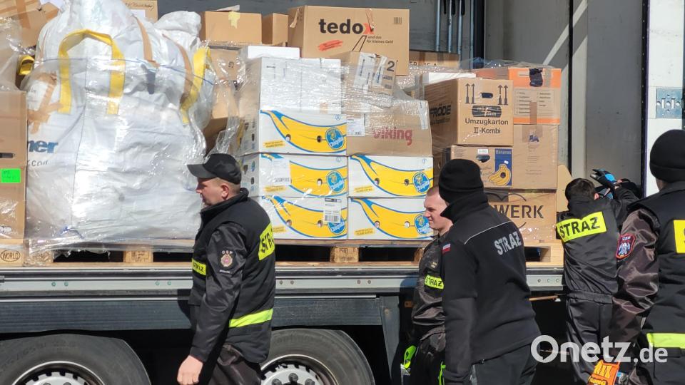 Ankunft in Bystrzyca Kłodzka. Die örtlichen Hilfskräfte freuen sich über die Unterstützung aus der Partnerstadt Amberg. Bild: Anna Seliger/exb