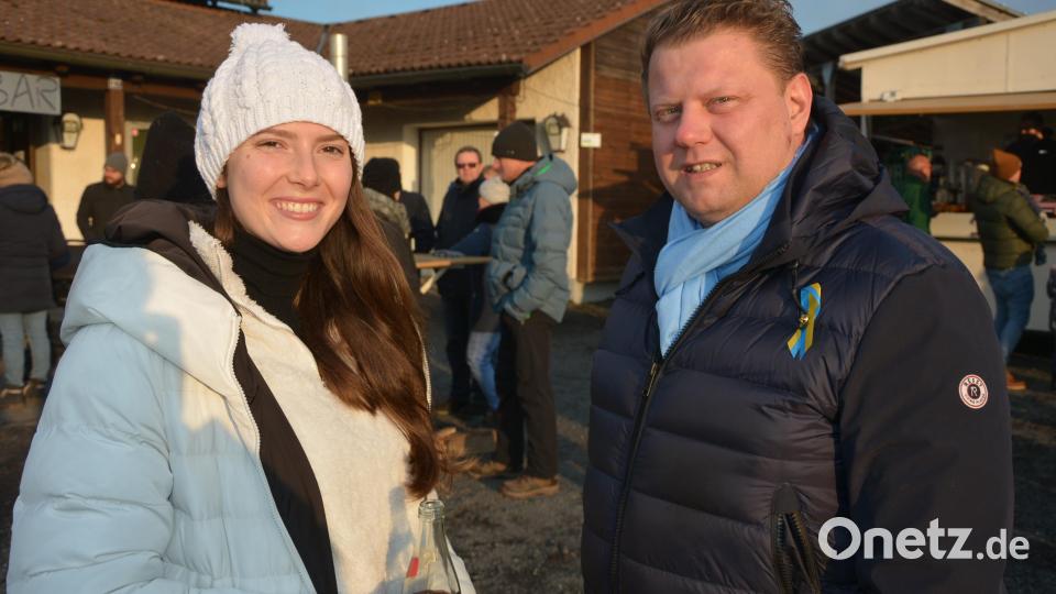 Jana Reyer im Gespräch mit Bürgermeister Stefan Grillmeier, der die Flüchtlingshilfe mit einer Spende der Stadt unterstützte. Bild: jr